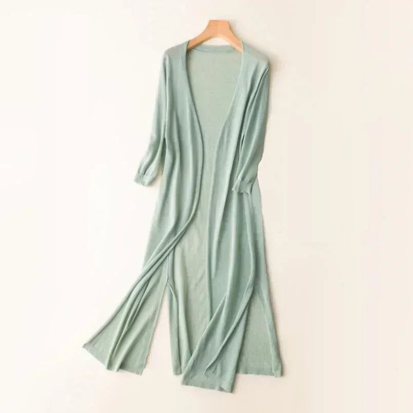 Bekväm svart plus size kofta för kvinnor, lång och avslappnad modeöverdel för alla tillfällen.