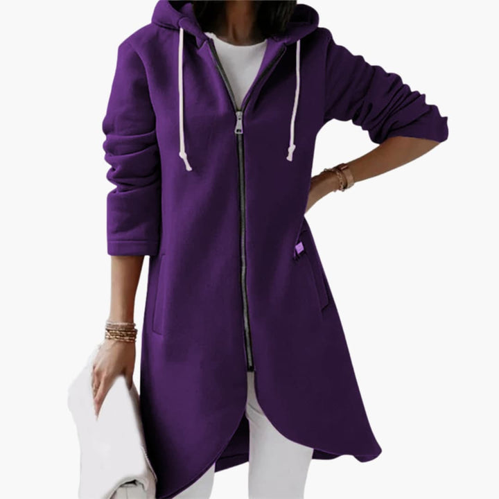 Modern damhoodie med dragkedja som en del av bekväma damkläder för casual styling.