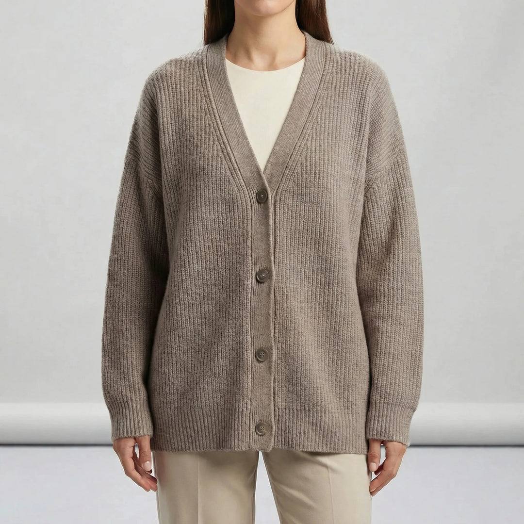 Kvinna bär en lång Stella cardigan med öppen framkant, skapar en ledig men elegant vardagslook.