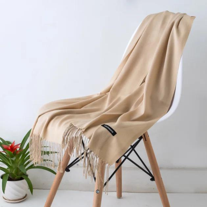 Lång, mjuk kashmirhalsduk för dam. Elegant och varm vinteraccessoar.