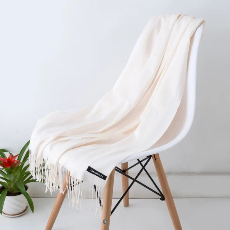 Exklusiv kashmirhalsduk, lång modell. Perfekt damaccessoar för höstmode och vintervärme.