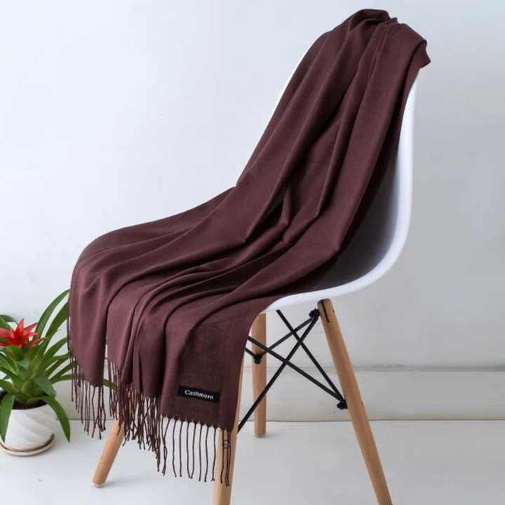 Mångsidig kashmirhalsduk för dam. Lång och varm, perfekt accessoar för stil och komfort.