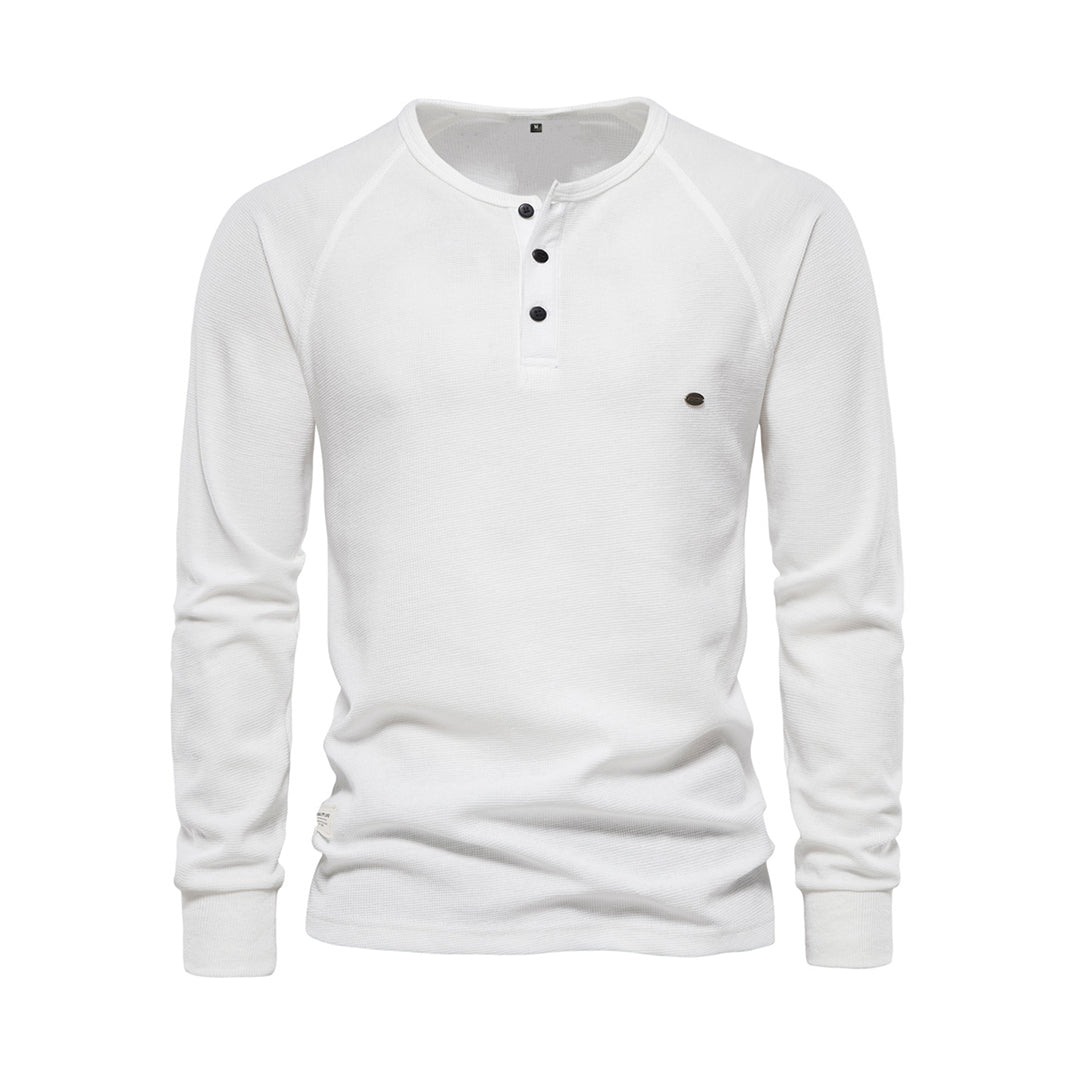 Bekväm långärmad våffelsydd herrskjorta i stilren design, passar för svala dagar och herrmode.