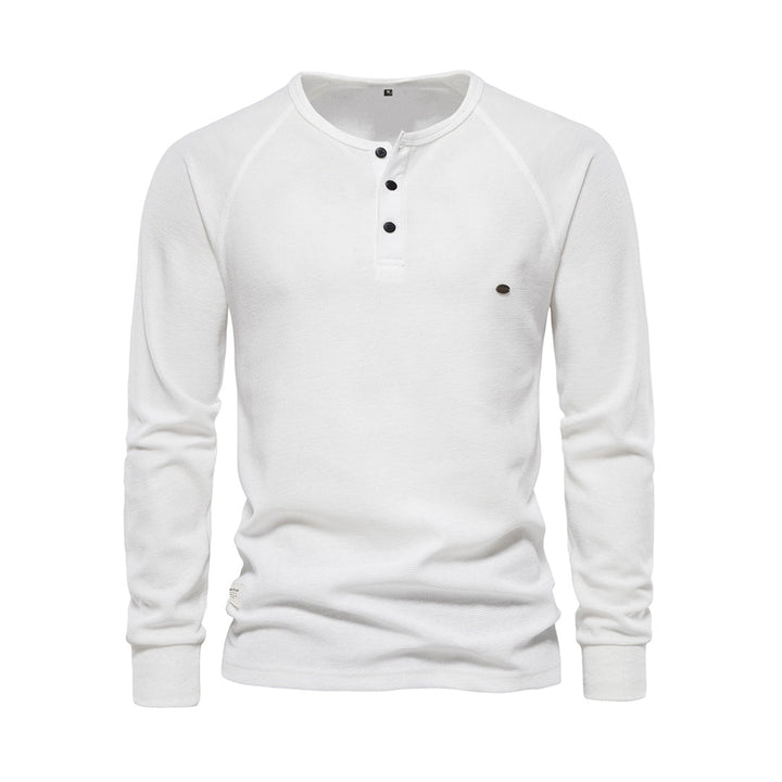 Bekväm långärmad våffelsydd herrskjorta i stilren design, passar för svala dagar och herrmode.