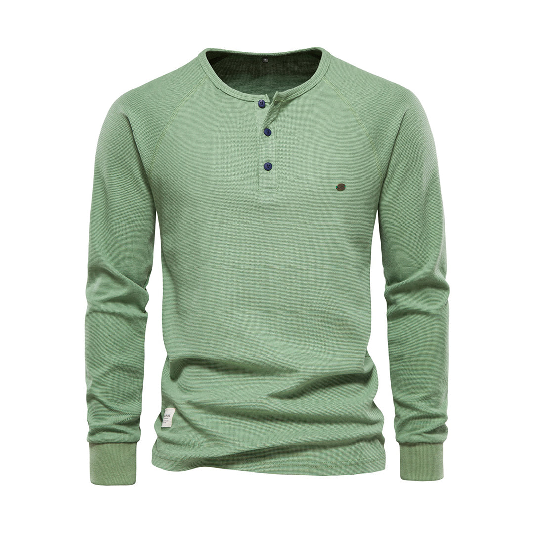 Välsittande långärmad herrskjorta med våffelstruktur, perfekt för en stilren och modern herrmode-look.
