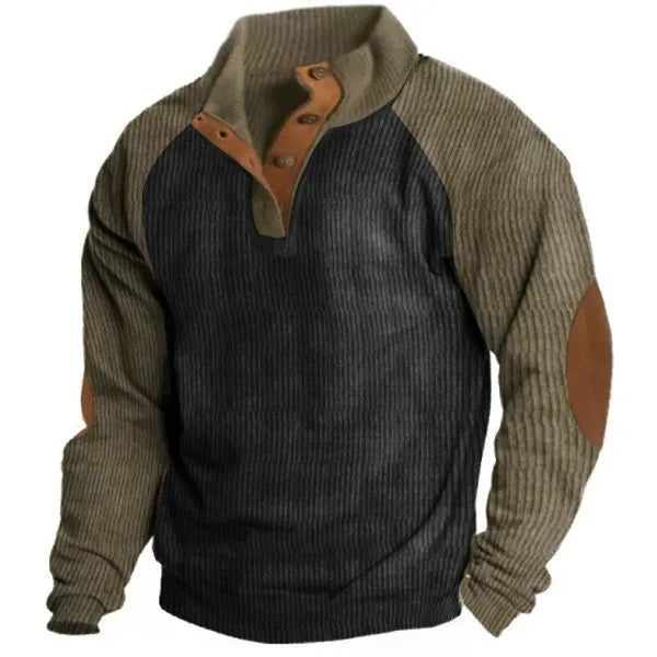 Man bär ledig långärmad herrtröja med ståkrage. Casual herrmode perfekt för höst- och vårdagar.