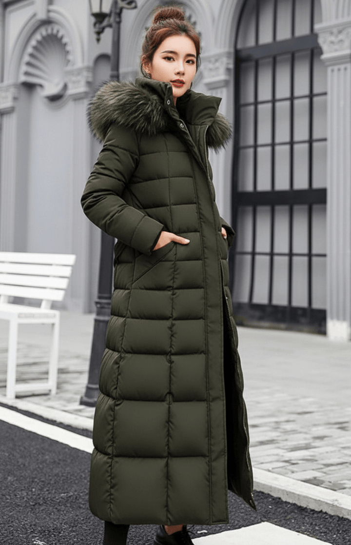 Modern lång vadderad parkas Natalie för dam. Vinterkappa med huva, perfekt som ytterplagg i kyligt väder.