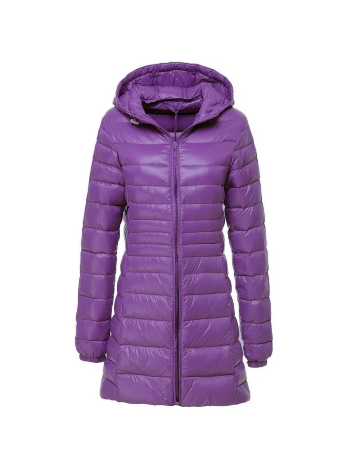 Outdoor damjacka, lång modell med huva, vadderad för extra värme i större storlekar.