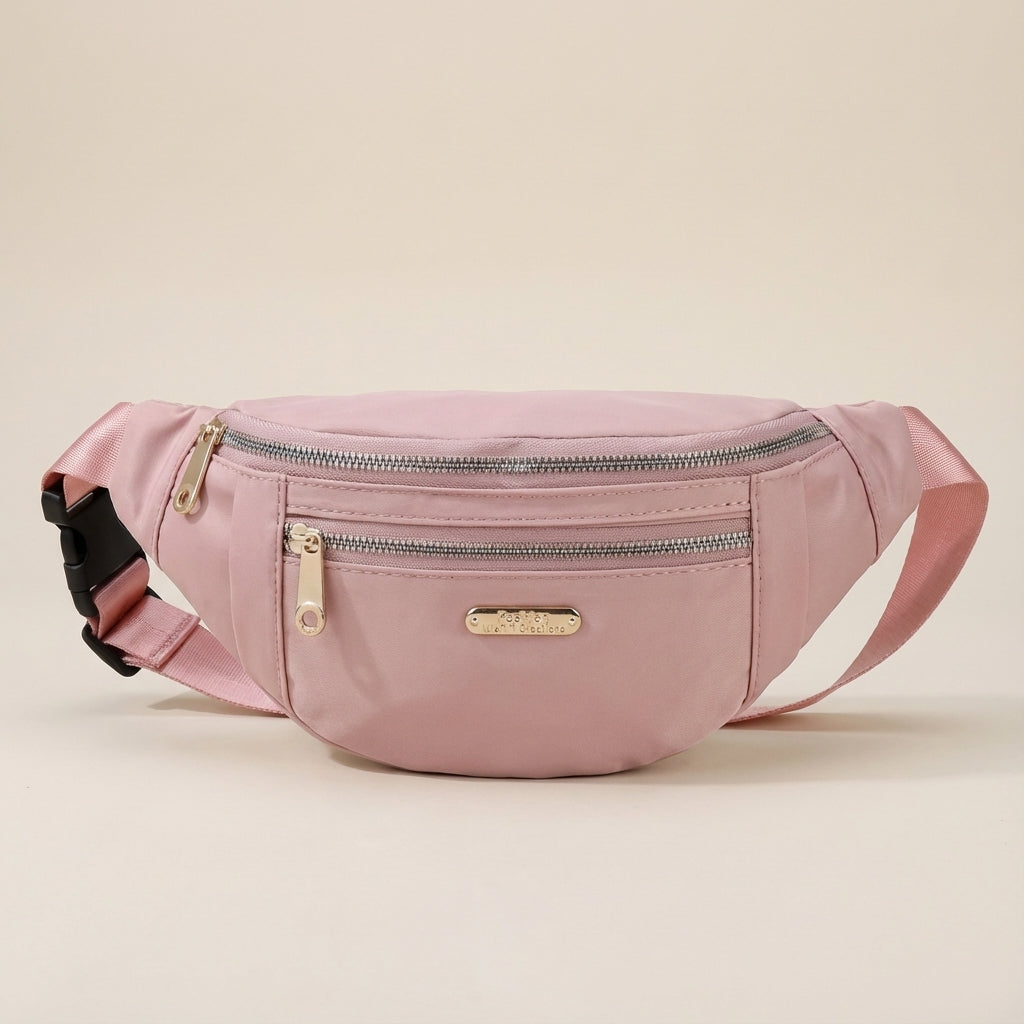 Person bär LightPouch lättvikts nylonmidjeväska som crossbody. Perfekt för aktivitet och bekväm förvaring.