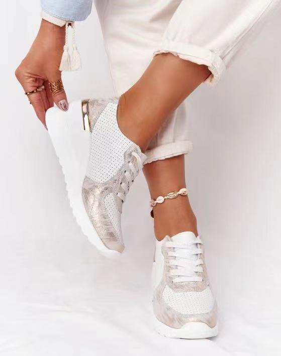 Damsneakers med snörning för maximal komfort och anpassad passform.
