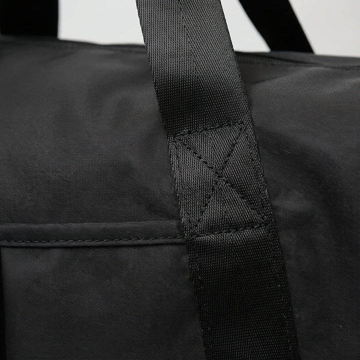Vattentät DryVoyager weekendväska, perfekt lättvikts duffelväska i polyester för sport och smidig packning.