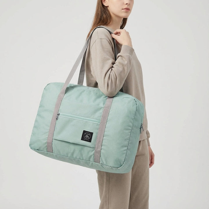 Smidig unisex weekendväska för resor. Hopfällbar, lättviktig & vattentät, passar som handbagage på flyget.
