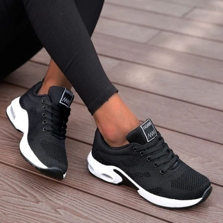 Lättviktssneakers för dam & unisex. Vita, bekväma promenadskor med andningsbart material för vardag och fritid.