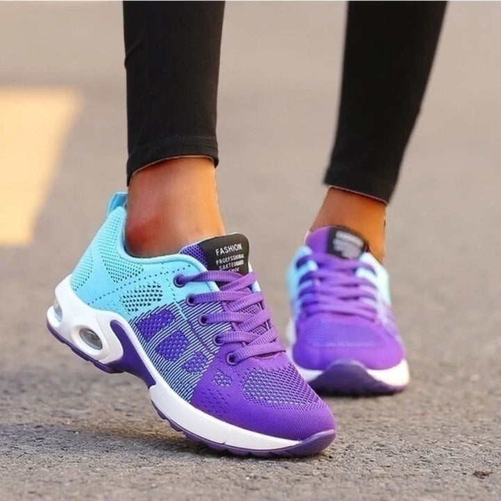 Damsneakers för promenader. Bekväma, vita lättviktsskor med ventilerande ovandel, perfekta för vardag & fritid.