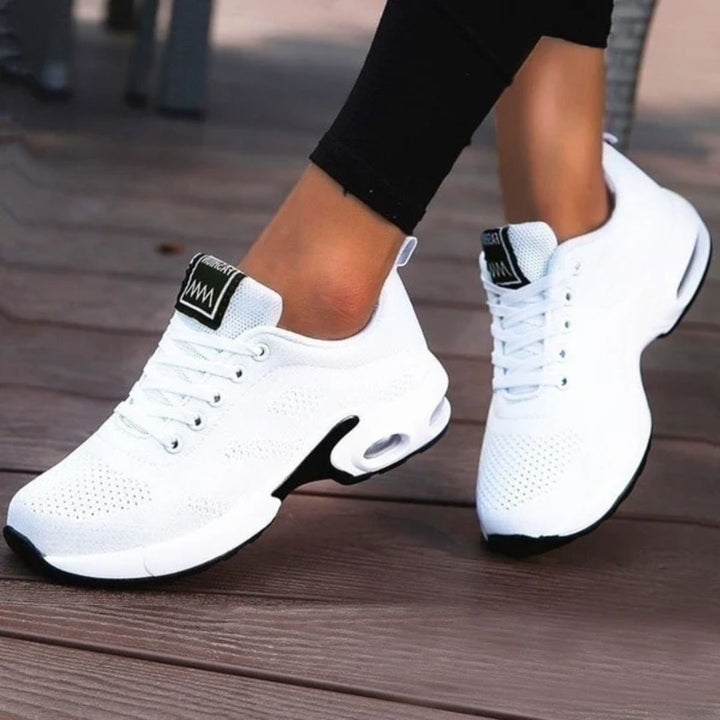 Lätta unisex vardagsskor. Vita sneakers med mjuk stötdämpning, designade för optimal komfort hela dagen.