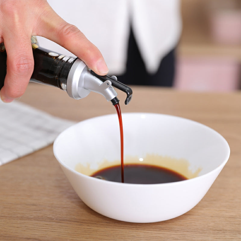 "Läckagesäkert flaskstopp i färger för olja och vinäger, perfekt för kontrollerad hällning och återanvändning."