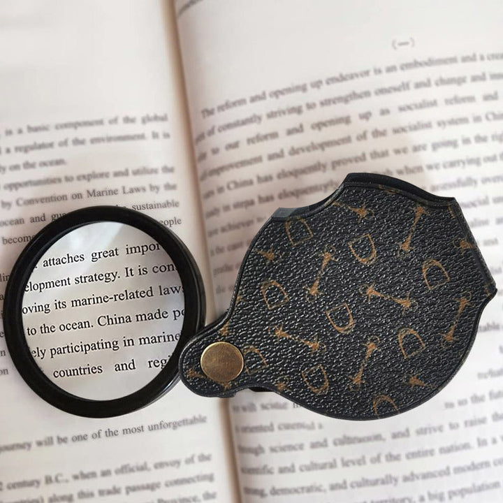 "Läderfodral med förstoringsglas, 15x förstoring, kompakt PU läder, elegant design, för resor och dagligt bruk."