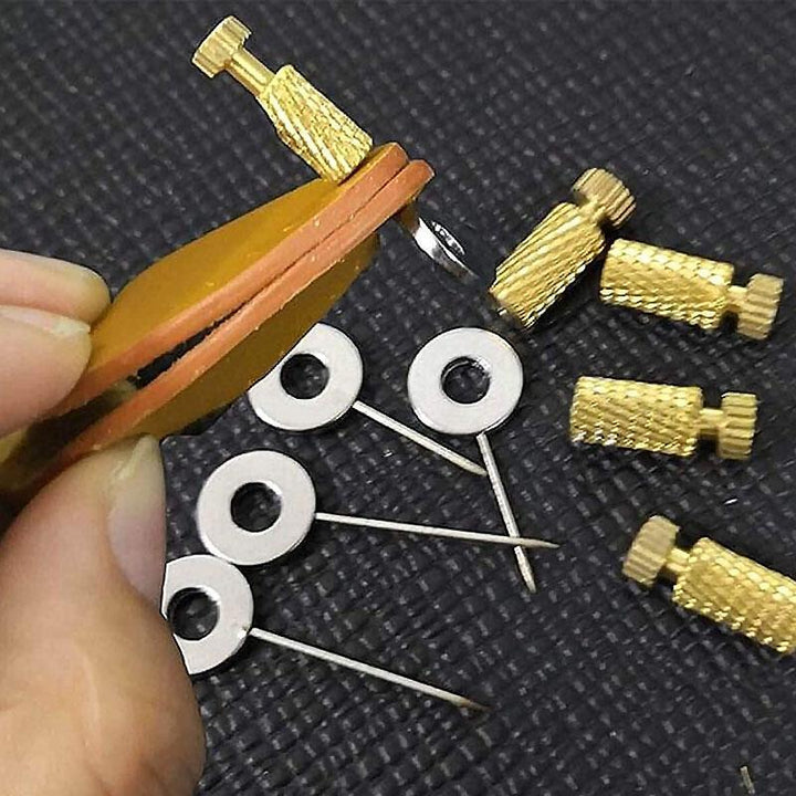 "Läderhantverksverktyg i mässing och stål för suturering, med skyddande design och enkel användning för läderbearbetning."