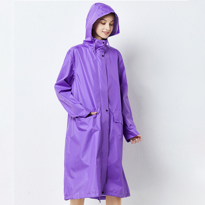 "Lång vattentät regnrock med huva för kvinnor i lila, elegant design, framifrån, polyester och TPU-material."