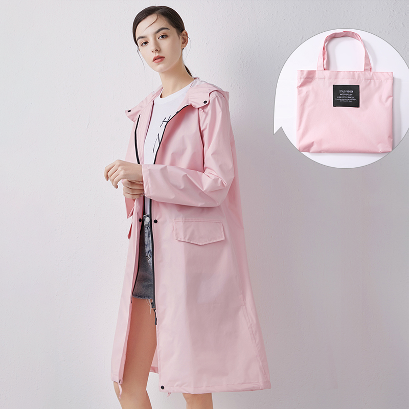 "Lång vattentät regnrock med huva för kvinnor i lila, elegant design, framifrån, polyester och TPU-material."