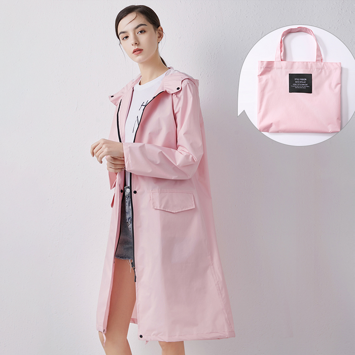 "Lång vattentät regnrock med huva för kvinnor i lila, elegant design, framifrån, polyester och TPU-material."