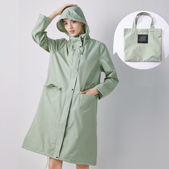 "Lång vattentät regnrock med huva för kvinnor i lila, elegant design, framifrån, polyester och TPU-material."
