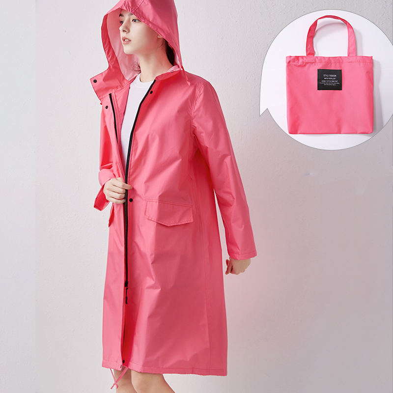 "Lång vattentät regnrock med huva för kvinnor i lila, elegant design, framifrån, polyester och TPU-material."