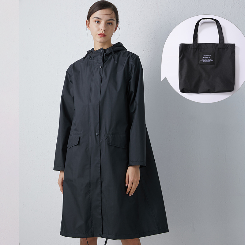 "Lång vattentät regnrock med huva för kvinnor i lila, elegant design, framifrån, polyester och TPU-material."