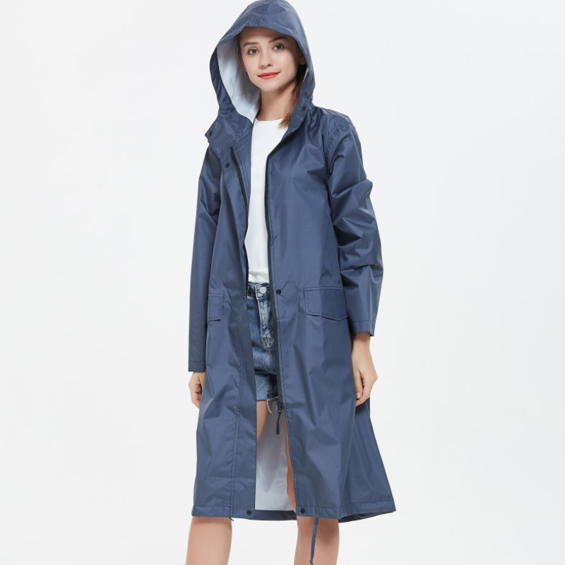 "Lång vattentät regnrock med huva för kvinnor i lila, elegant design, framifrån, polyester och TPU-material."