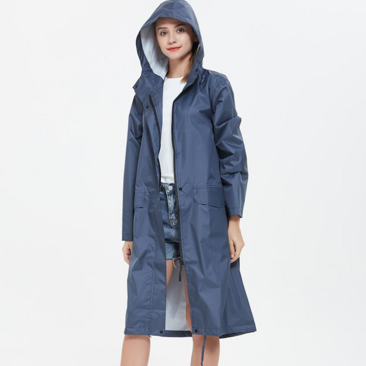 "Lång vattentät regnrock med huva för kvinnor i lila, elegant design, framifrån, polyester och TPU-material."