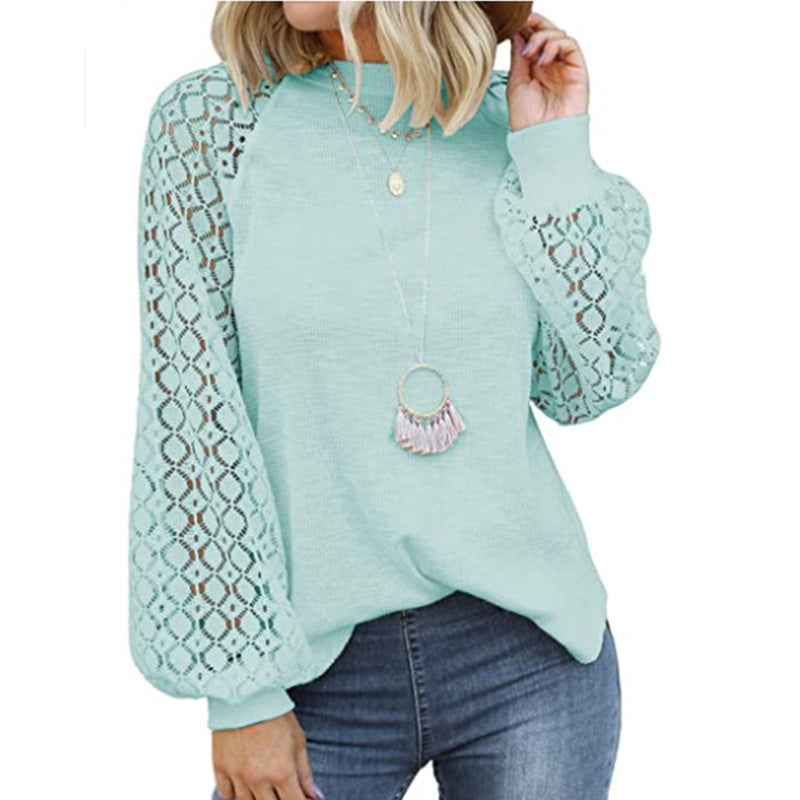 "Långärmad spets T-shirt för kvinnor med rund hals, utsvängda ärmar och eleganta spetsdetaljer för stil och komfort."