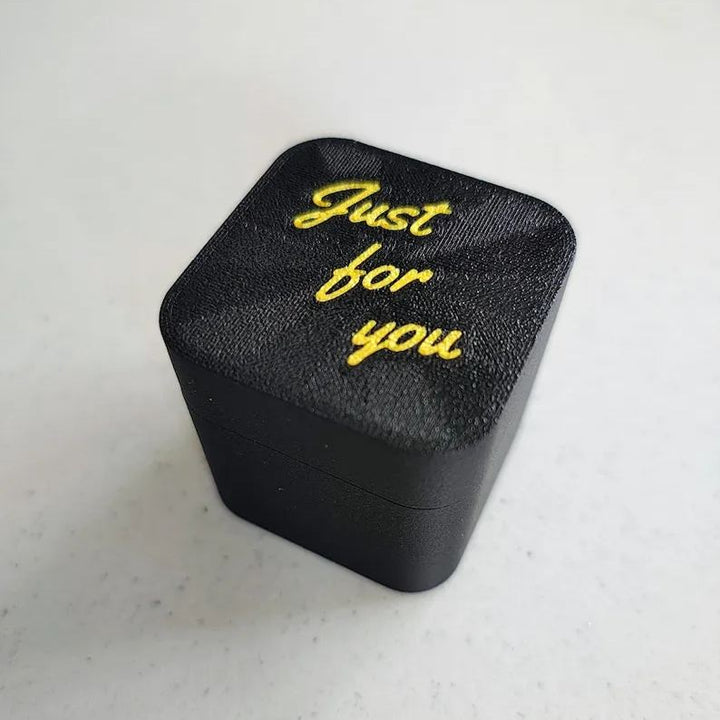 "Långfingret i en svart dosa med gulddetaljer, humoristisk present för honom och henne, hållbar PLA-plast, skämtsamma accesso