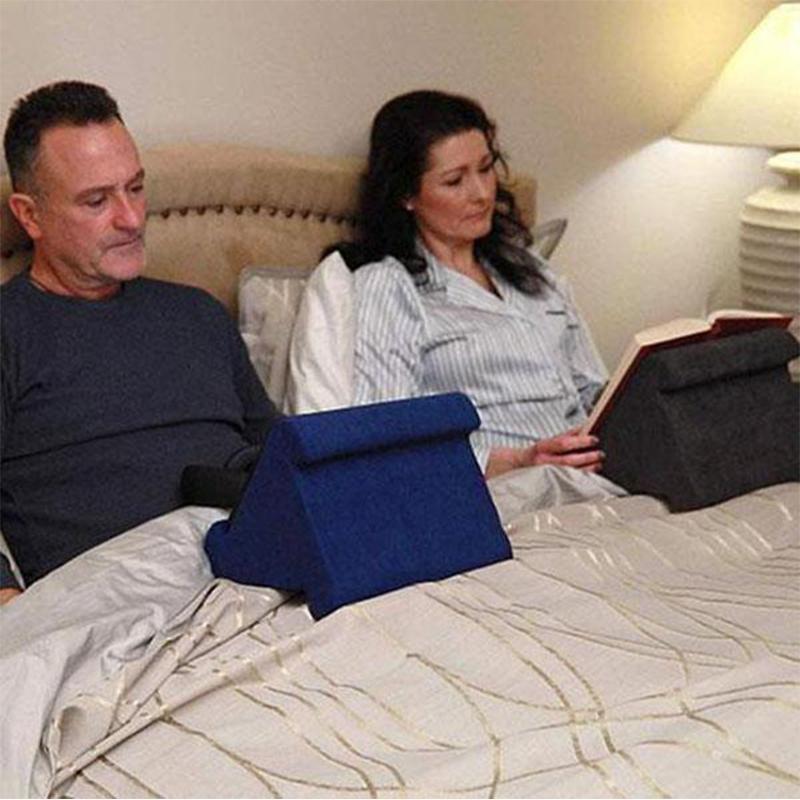 "Laptopkudde i mjukt skum, svart, med 3 justerbara visningsvinklar. Perfekt för surfplatta eller bok."