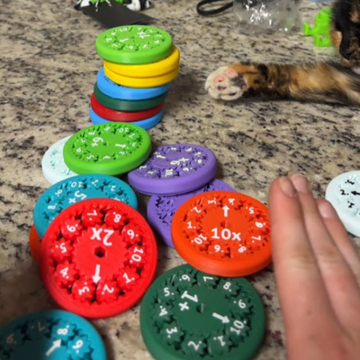 "Lärorik fidget-spinnare med färgglada detaljer för matematikträning, perfekt för barn och vuxna i interaktivt lärande."