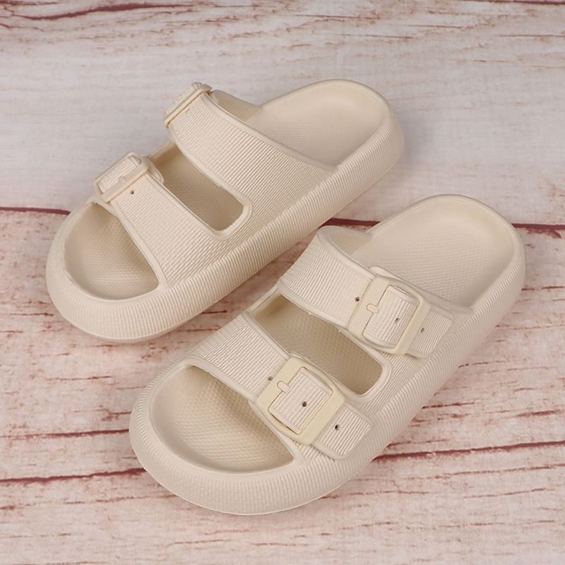 "Lätta Eva damsandaler med tjock sula, 4,3 cm klack, djup hälkopp, stilren design, perfekt för alla aktiviteter."