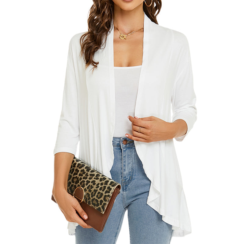 Lättvikts vår-sommar cardigan med 3/4 ärmar, öppen design och oregelbunden fåll, perfekt för modernt kvinno-mode.