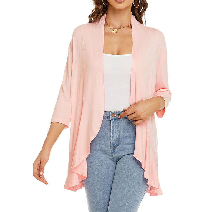 Lättvikts vår-sommar cardigan med 3/4 ärmar, öppen design och oregelbunden fåll, perfekt för modernt kvinno-mode.