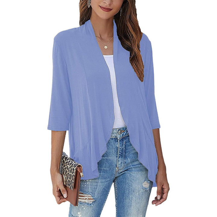 Lättvikts vår-sommar cardigan med 3/4 ärmar, öppen design och oregelbunden fåll, perfekt för modernt kvinno-mode.
