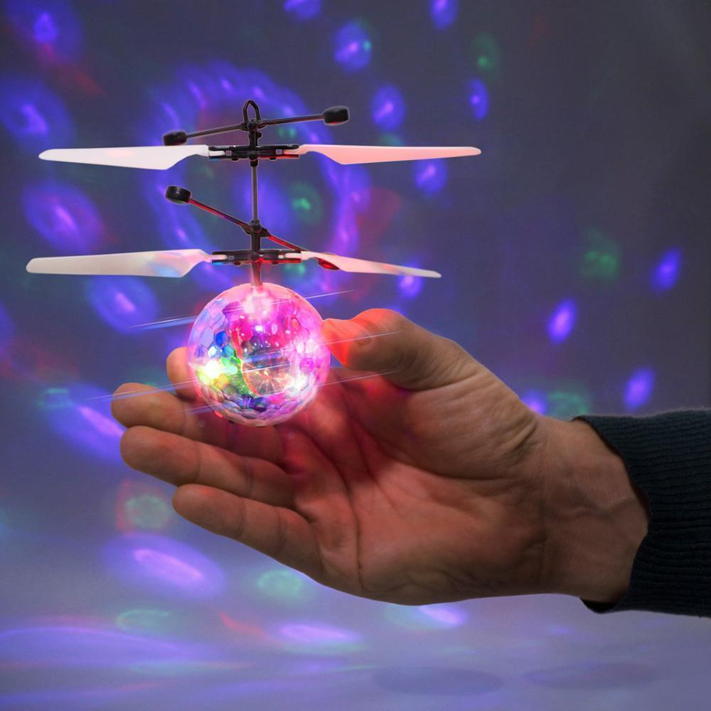 "LED flygande boll för barn med färgglad belysning, transparent kropp och inbyggda svävsensorer, säker och lekvänlig."