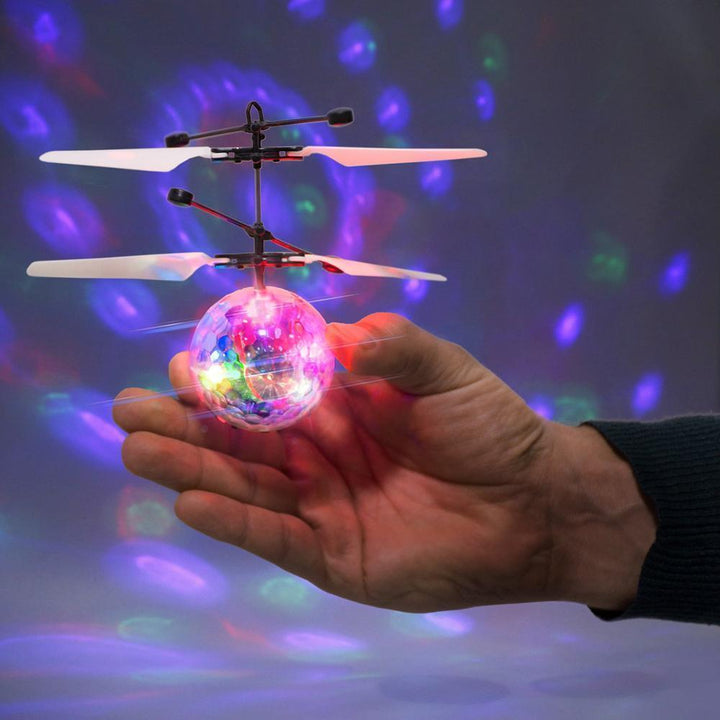 "LED flygande boll för barn med färgglad belysning, transparent kropp och inbyggda svävsensorer, säker och lekvänlig."