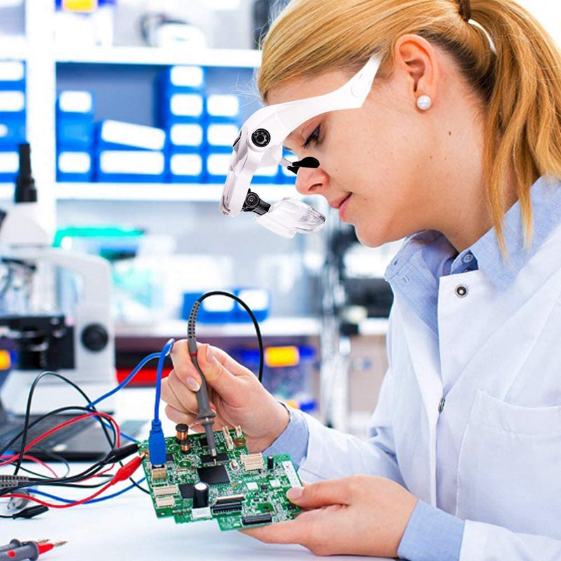 "LED-förstoringsglas för arbete med fem justerbara linser och starka LED-lampor, idealiskt för precisionsuppgifter."