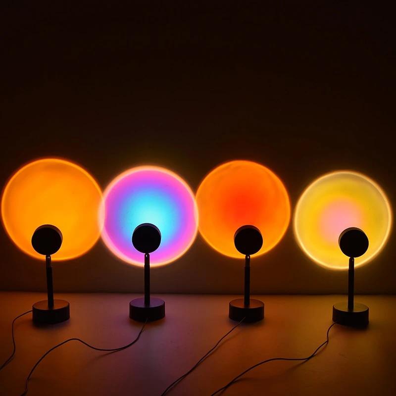 "LED golvlampa med justerbart huvud och färgrika projektioner skapar en romantisk och modern atmosfär i hemmet."