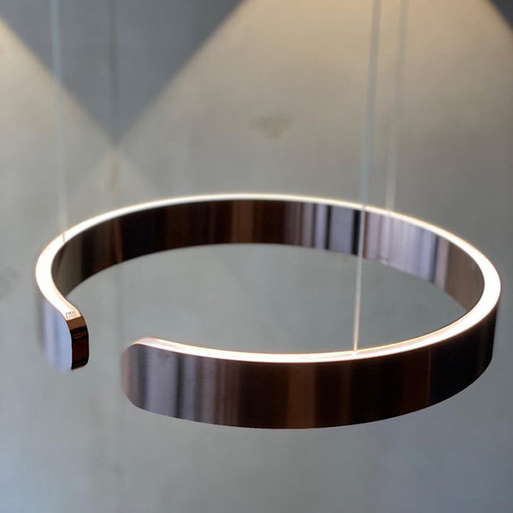 Rund LED-hänglampa med dubbla ringar, modern taklampa som ger elegant belysning.