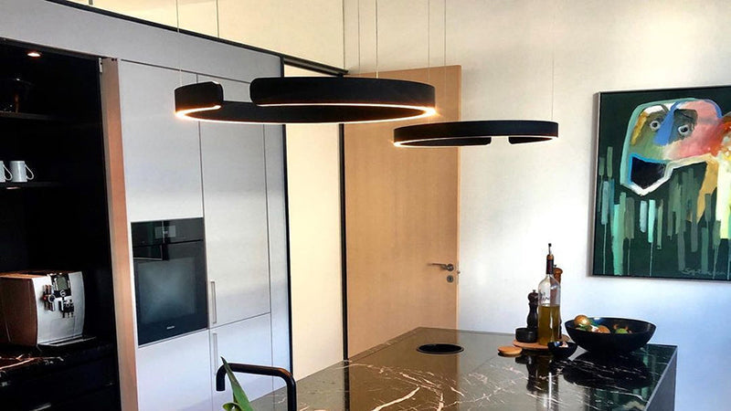 Roséguld LED-hänglampa med dubbla ringar, en modern och skulptural designtaklampa.