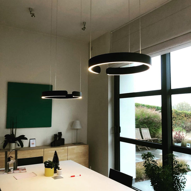 Vit modern LED-hänglampa med dubbla ringar, skulptural design för vardagsrum eller matsal.