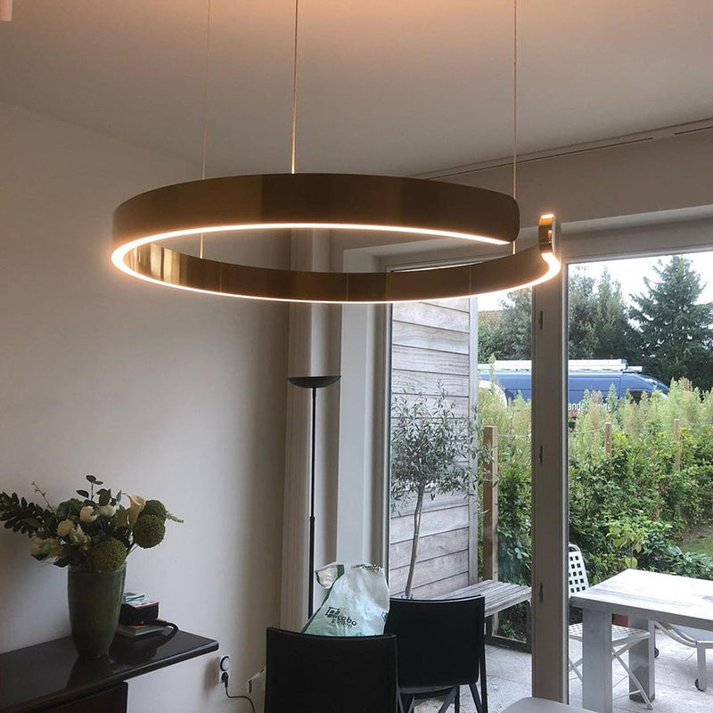 Roséguld LED-hänglampa med dubbla eleganta ringar, dimbar och stilren designtaklampa.