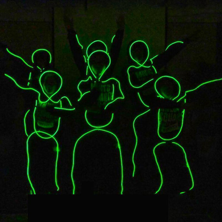 "LED-ljus Stickman Kit för fester, visar lysande linjer i olika färger på kläder. Perfekt för uppträdanden."