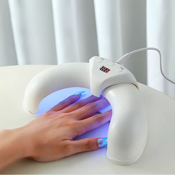 Användarvänlig LED-fotapparat för nagelvård i hemmet. Skönhetsbehandling med rött och blått ljus.