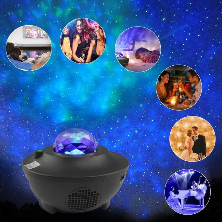 "LED nattlampa med färgprojektion och Bluetooth-högtalare, visar färgglada ljuseffekter i mörkt rum."