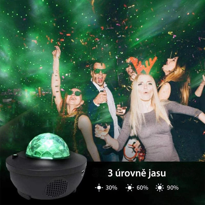 "LED nattlampa med färgprojektion och Bluetooth-högtalare, visar färgglada ljuseffekter i mörkt rum."